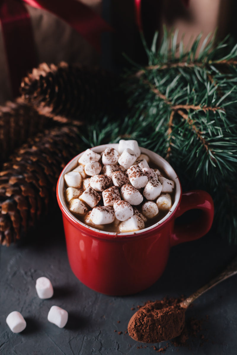 圣诞装饰背景下的棉花糖咖啡