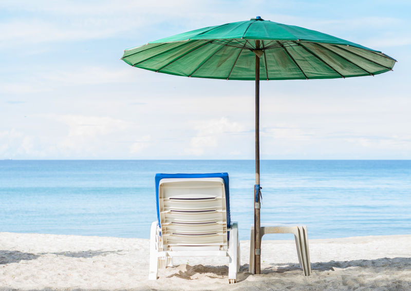 沙滩椅和海滩上的伞