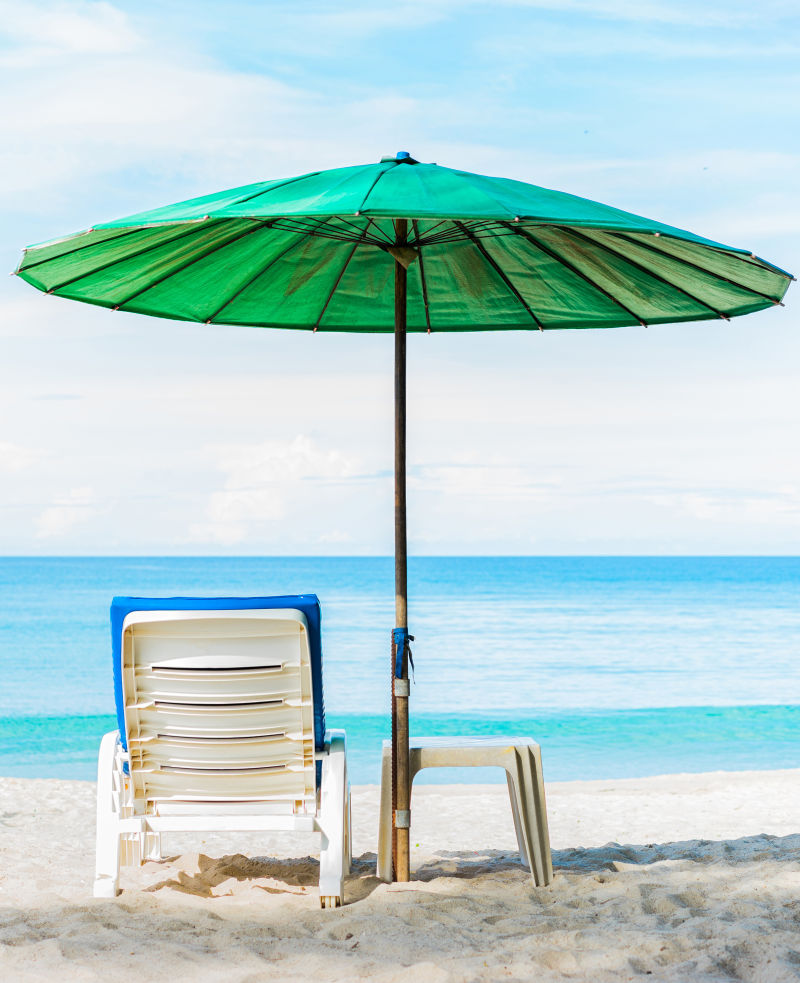 海滩上的绿色沙滩伞
