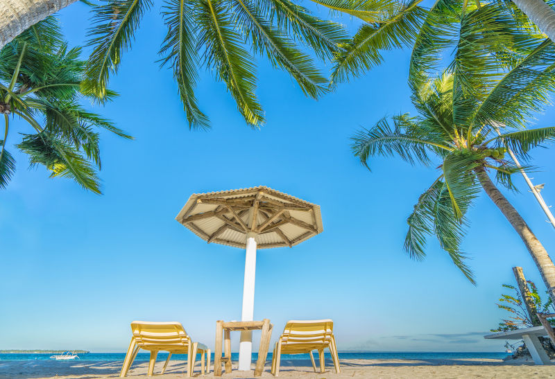 热带海边沙滩的躺椅