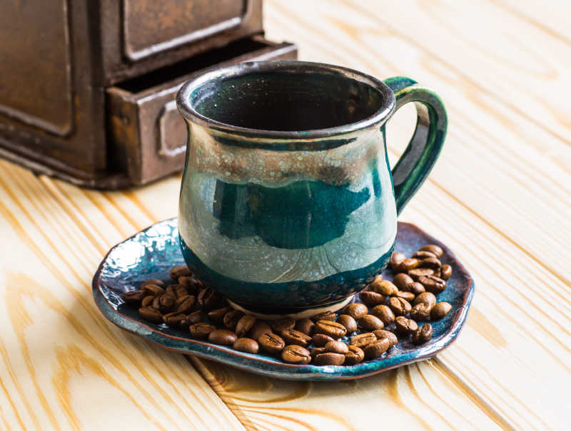 木质桌子上的咖啡和咖啡豆