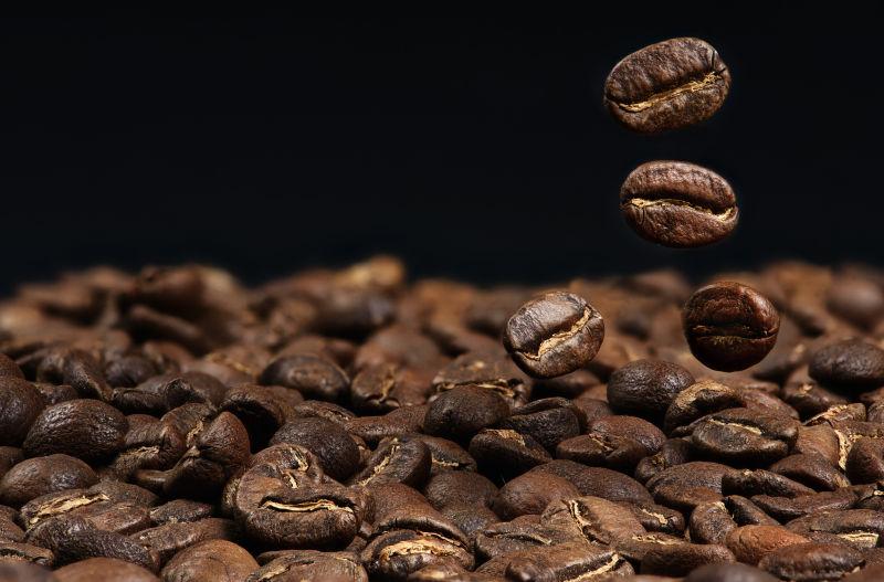 黑色背景中的一些咖啡豆