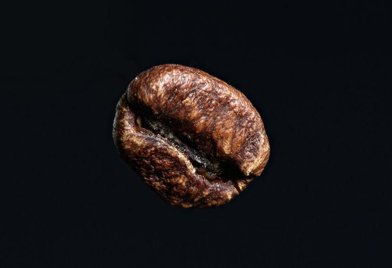 黑色背景中的咖啡豆