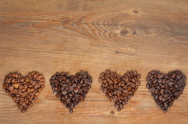 木板上的心形咖啡豆