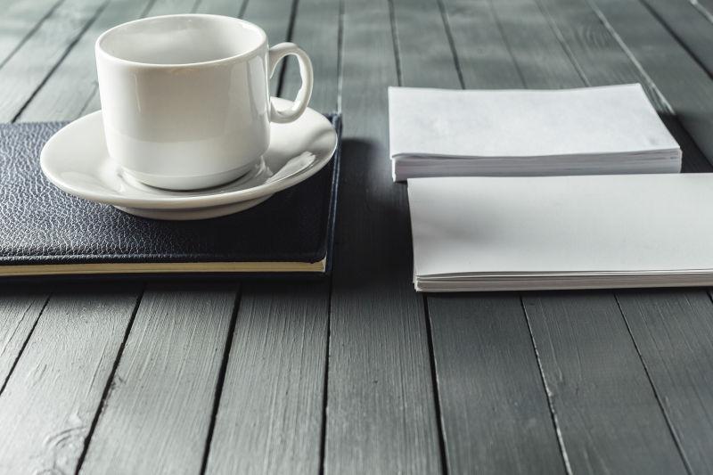木桌子上的咖啡和笔记本