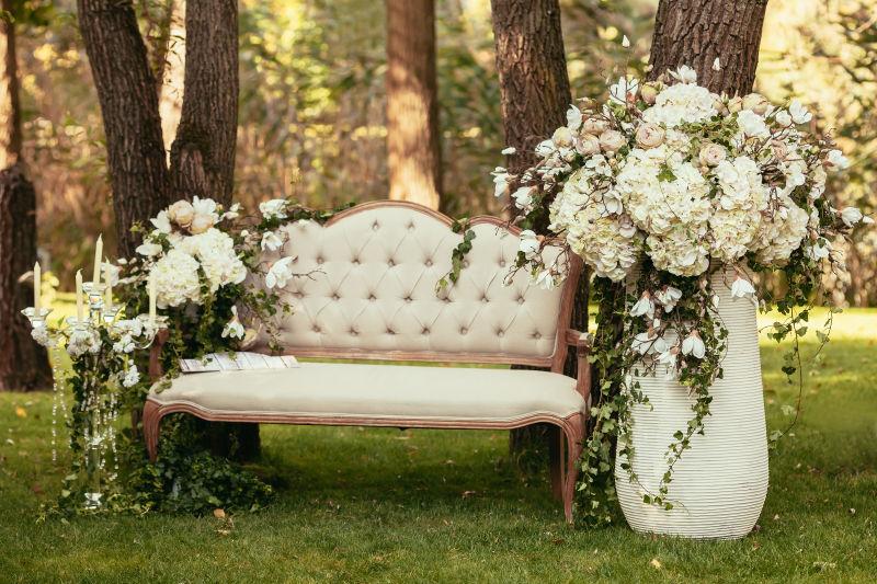 在长凳上的豪华的婚礼上的美丽新娘捧花