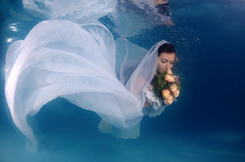 在水下婚礼的新娘手持捧花