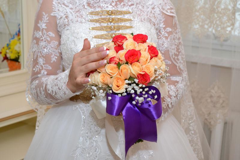 新娘手中拿着美丽的新娘捧花