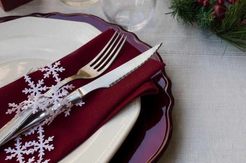圣诞桌上摆设的精美餐具和装饰