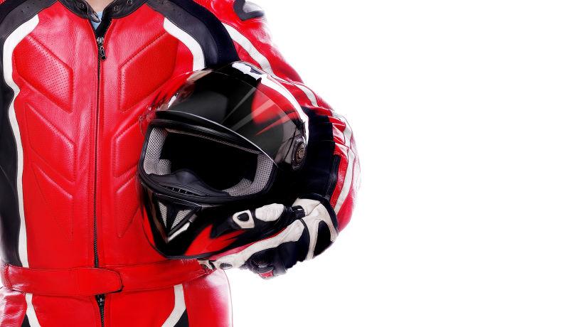 红衣摩托车手抱着自己的头盔