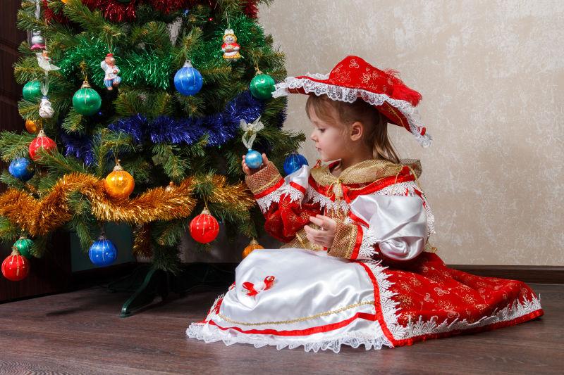 圣诞舞会上穿着狂欢节服装的小女孩