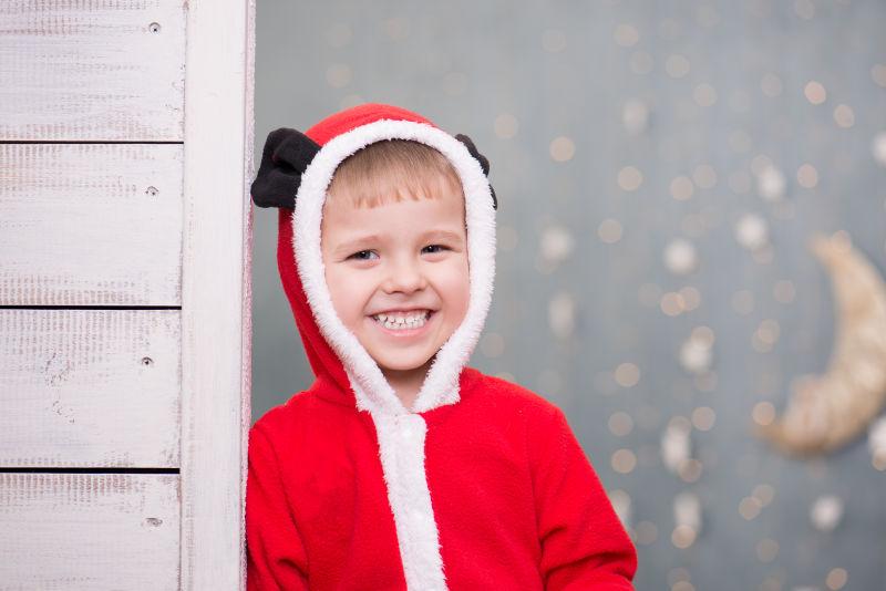 微笑的小男孩穿着圣诞红衣服
