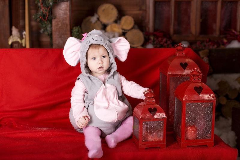 圣诞节穿着小老鼠服装的可爱小女孩