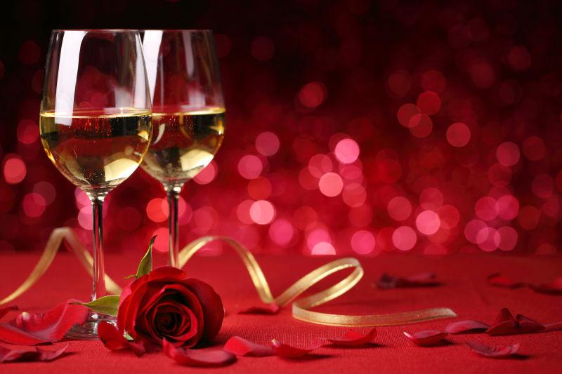 庆祝圣诞节的葡萄酒与红色玫瑰