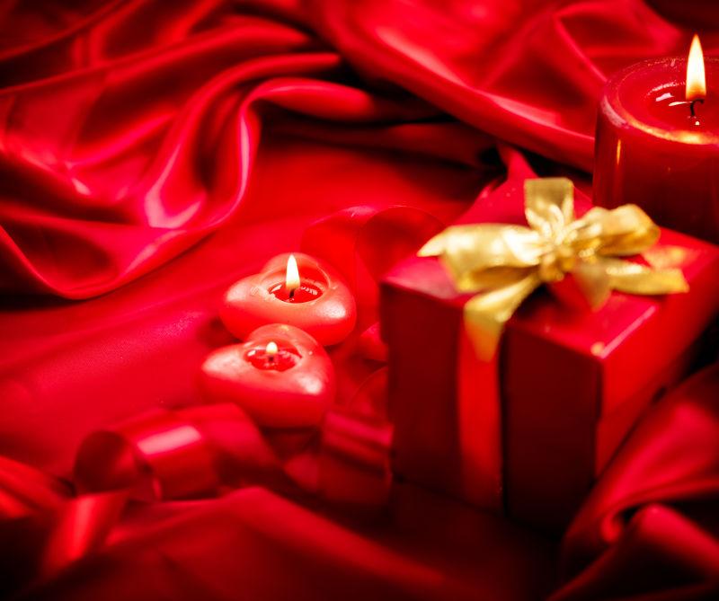 情人节或圣诞节红心蜡烛与红礼品盒