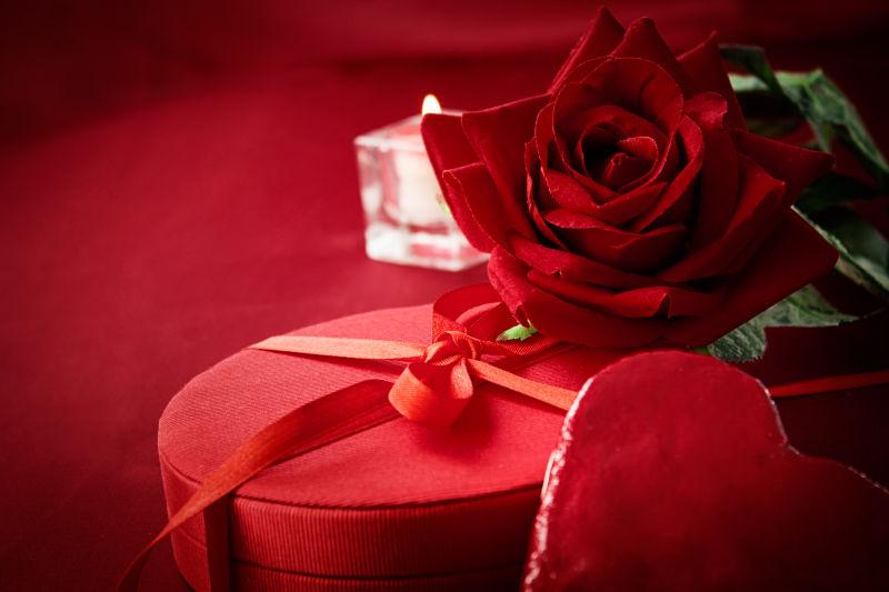 情人节的红玫瑰和红色礼品盒