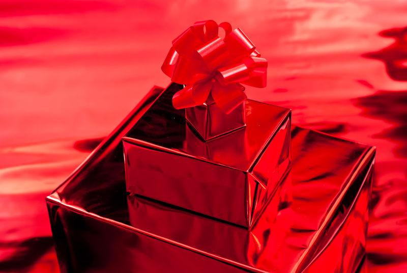 红色背景下的红色礼品盒
