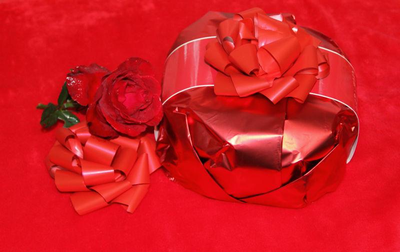 圣诞节红色礼品盒和红玫瑰