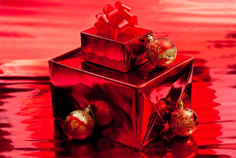 红色背景下的红色圣诞礼品盒