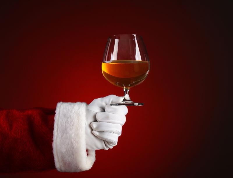 圣诞老人拿着白兰地酒