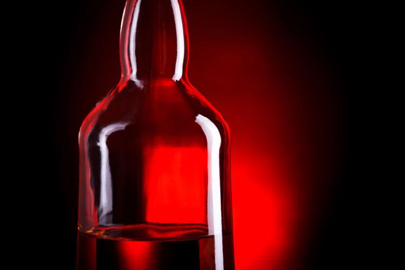 红色背景的威士忌瓶