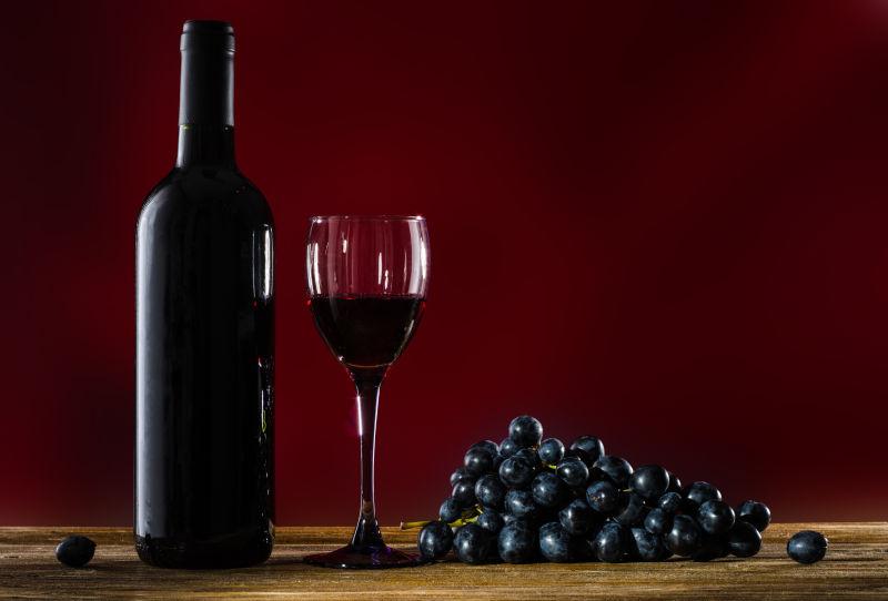 葡萄边上的红酒