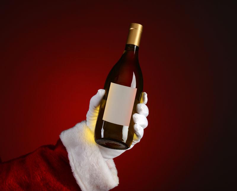 圣诞老人拿着酒
