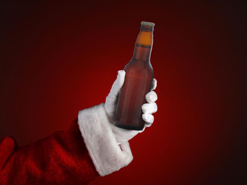 手持啤酒的圣诞老人