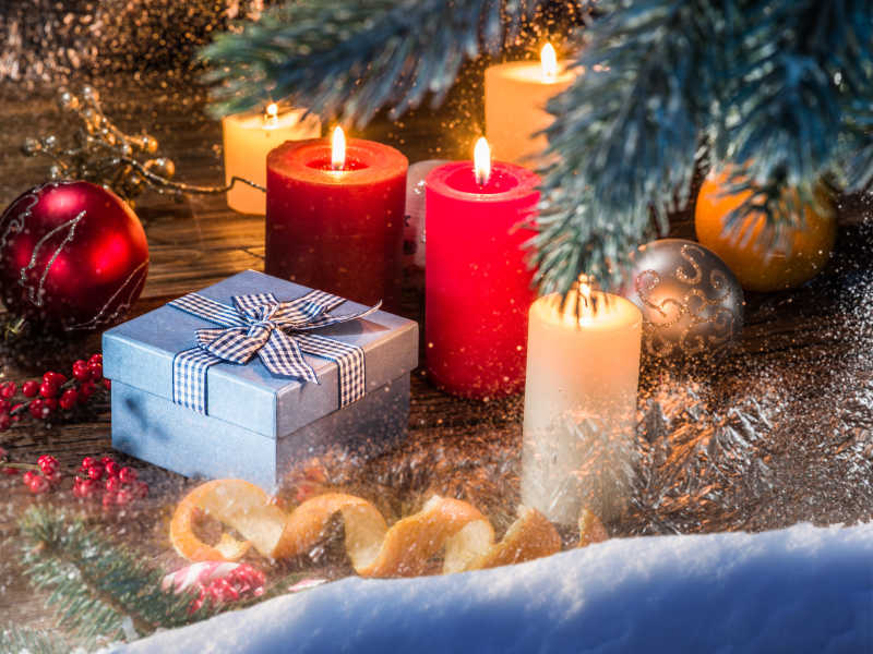 圣诞树下的礼物和蜡烛