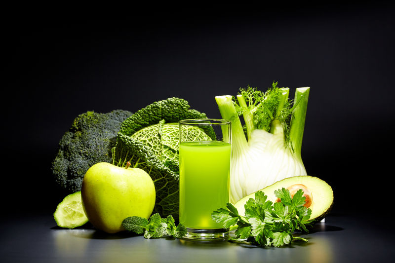 绿色蔬菜汁与蔬菜水果