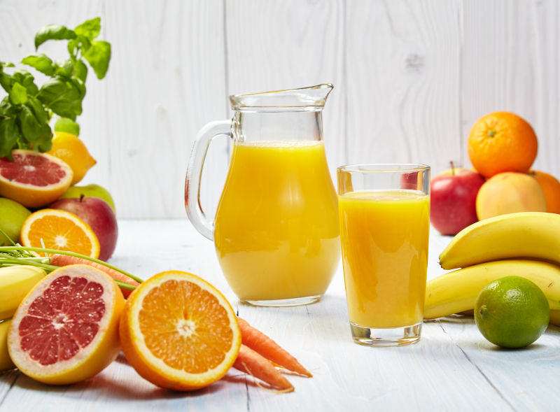 黄色健康的果汁与健康的水果