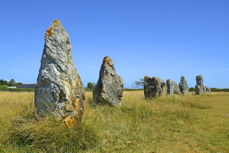 对齐的古代岩石石像