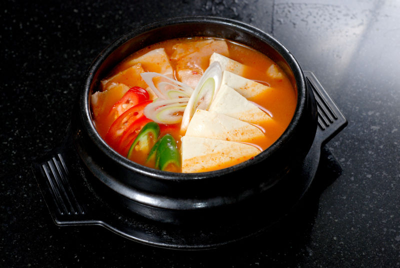 砂锅中的韩国西红柿豆腐汤