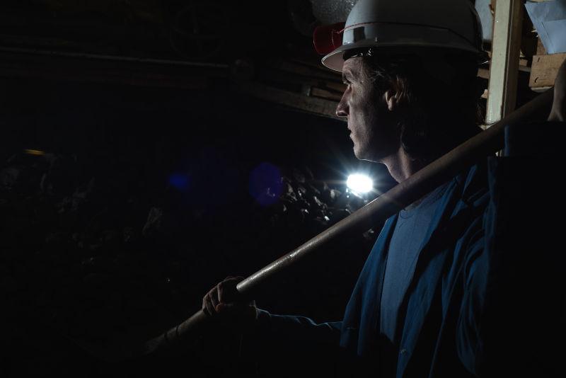 黑暗环境中的煤矿工人