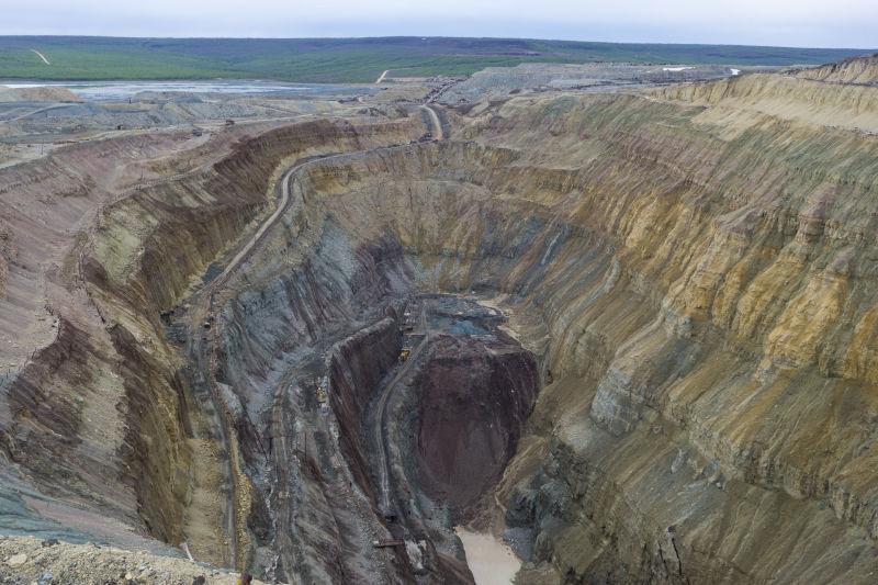 俄罗斯Yakutia艾哈尔镇钻石矿坑