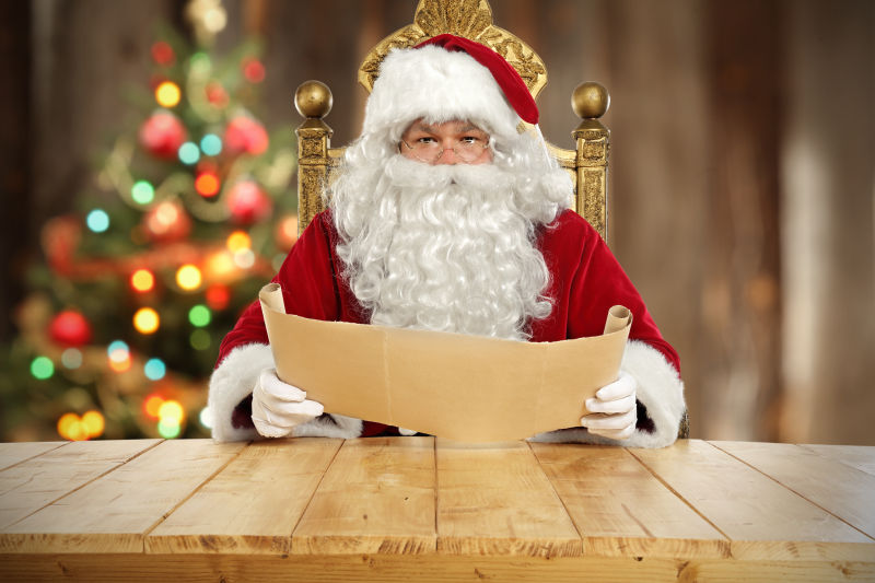 拿着卷纸的圣诞老人坐在椅子上