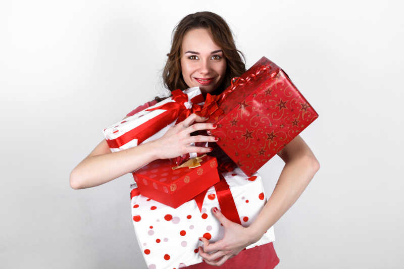 性感美女抱着她的一堆圣诞礼物