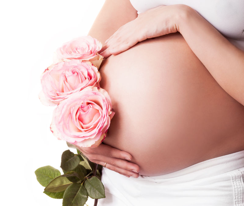 怀孕的孕妇拿着鲜花