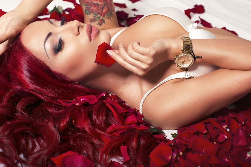 躺在玫瑰上的性感红头发美女