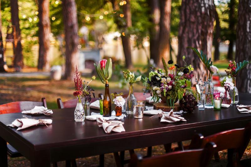 婚礼餐桌鲜花装饰