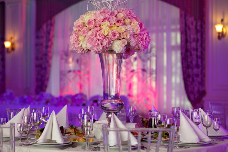 豪华婚宴的餐桌摆设桌子上美丽的鲜花