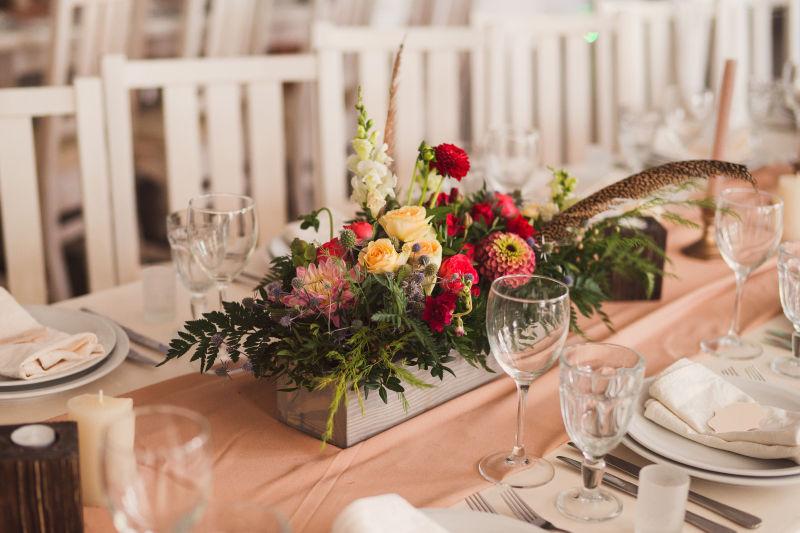 婚宴桌上的花卉装饰