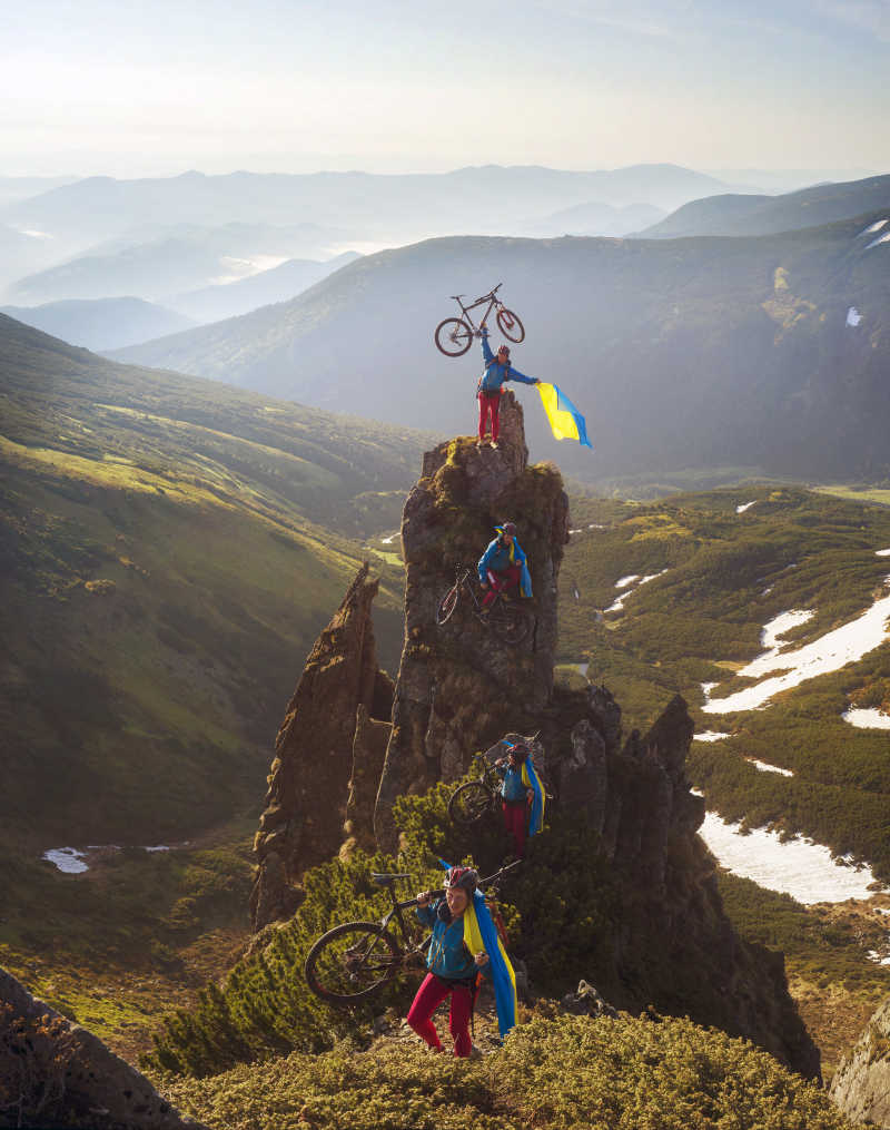 乌克兰山脉上的极限自行车运动员