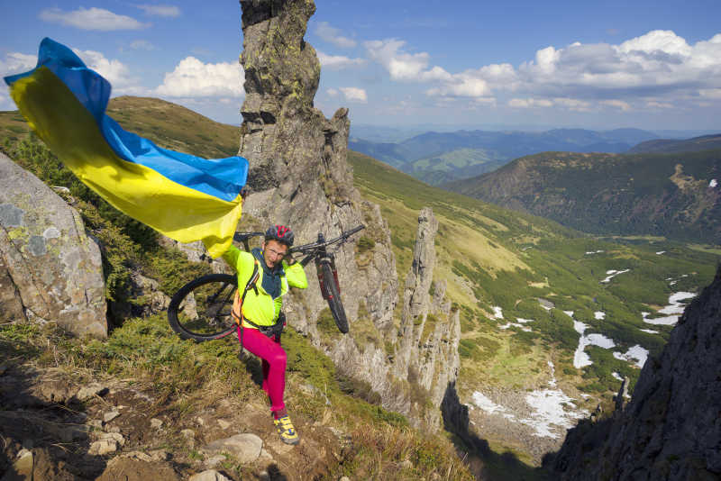 乌克兰山脉上的自行车运动员