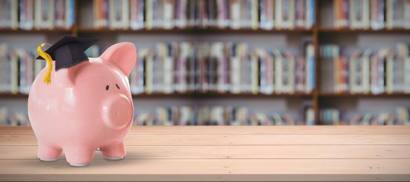 图书馆里桌子上的小猪存钱罐