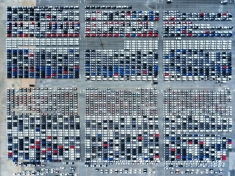 港口排列整齐的集装箱