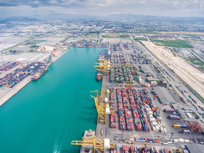 鸟瞰有着许多进出口商务物流集装箱和船只的港口