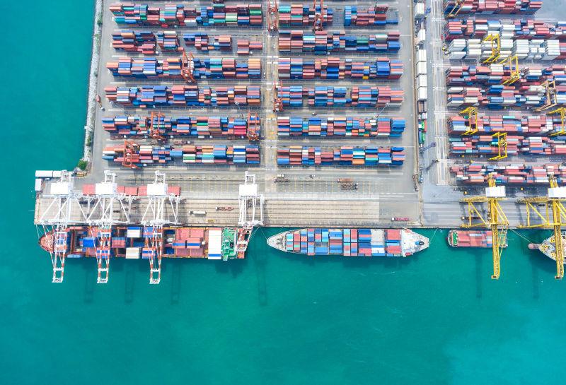 码头的商业物流的进出口集装箱和运输船