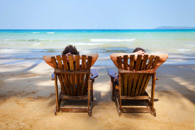 海滩休闲椅上的两个年轻人