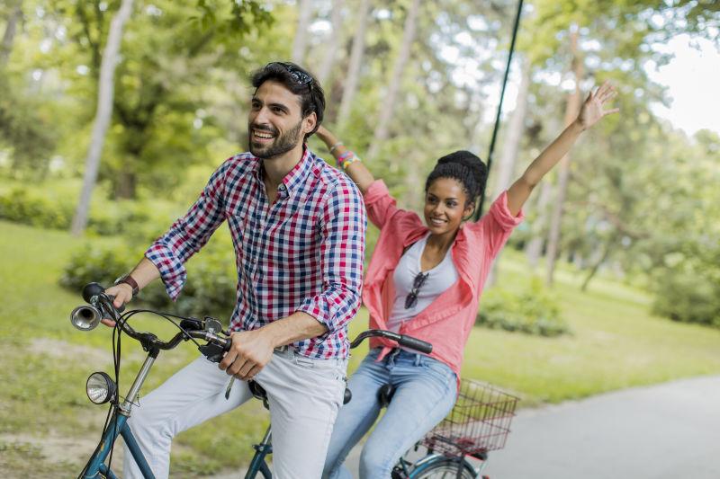 年轻夫妇一起骑双人自行车